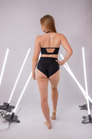 TRIANGLE SHORTS MIT HAUTFARBENEM MESH