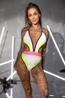 BODYSUIT ALISS, WEISS 3D MIT BARBIE PINK, SCHWARZ UND NEONGELBER VERZIERUNG