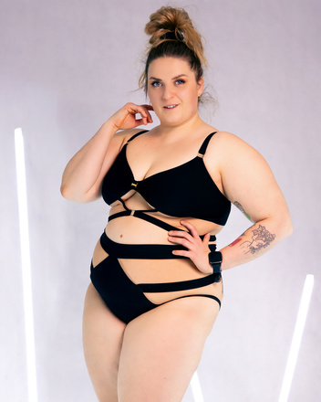 SET – WSHISPER-TOP UND EMPIRE SHORTS WEISS 3D MIT SCHWARZER VERZIERUNG