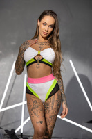 SET TOP WHISPER & SELFLOVE SHORTS WEISS 3D MIT SCHWARZER VERARBEITUNG UND NEONPINKEN EINLASSUNGEN