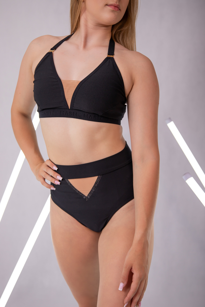 TRIANGLE SHORTS MIT HAUTFARBENEM MESH